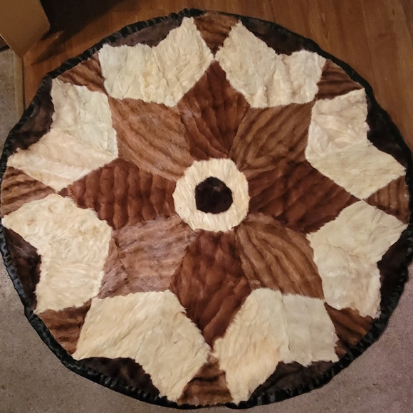 BEAUTIFUL ROUND SHAPE ALPACA PATTERN RUG 53" - Picture 4 of 12